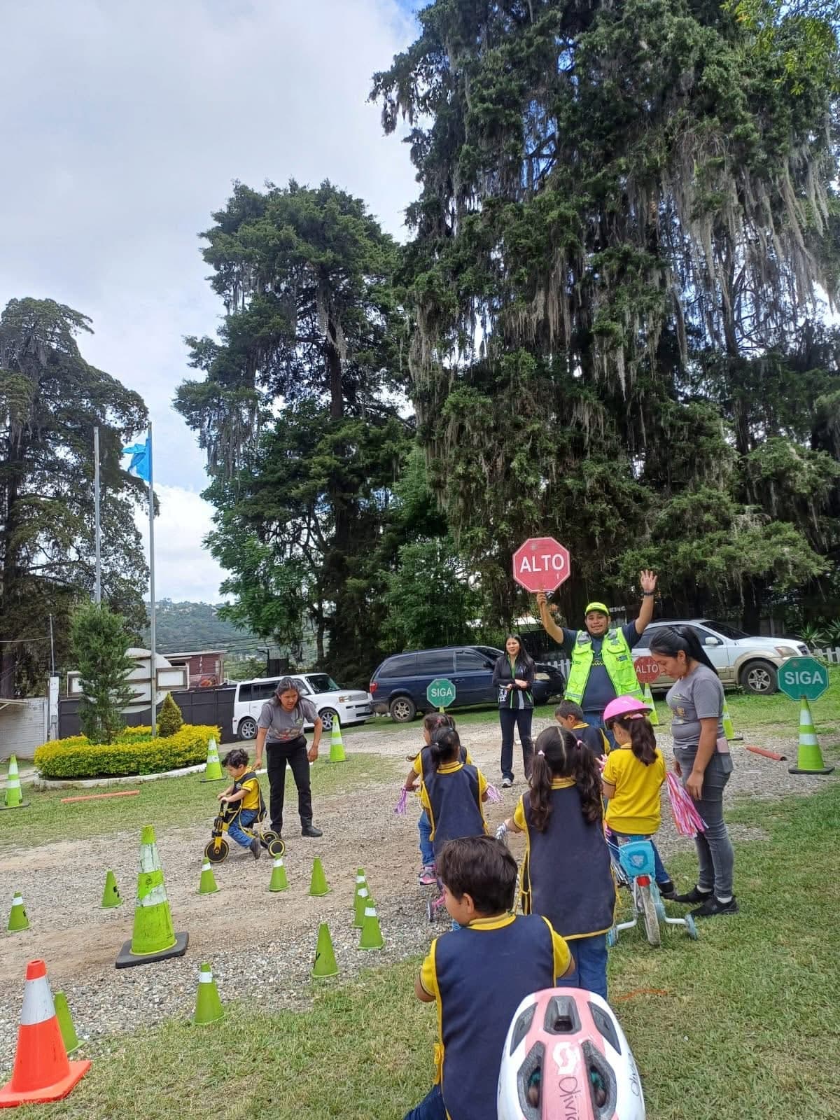 Estudiantes de Colegio Intereco aprendiendo al aire libre bajo los grandes árboles del campus