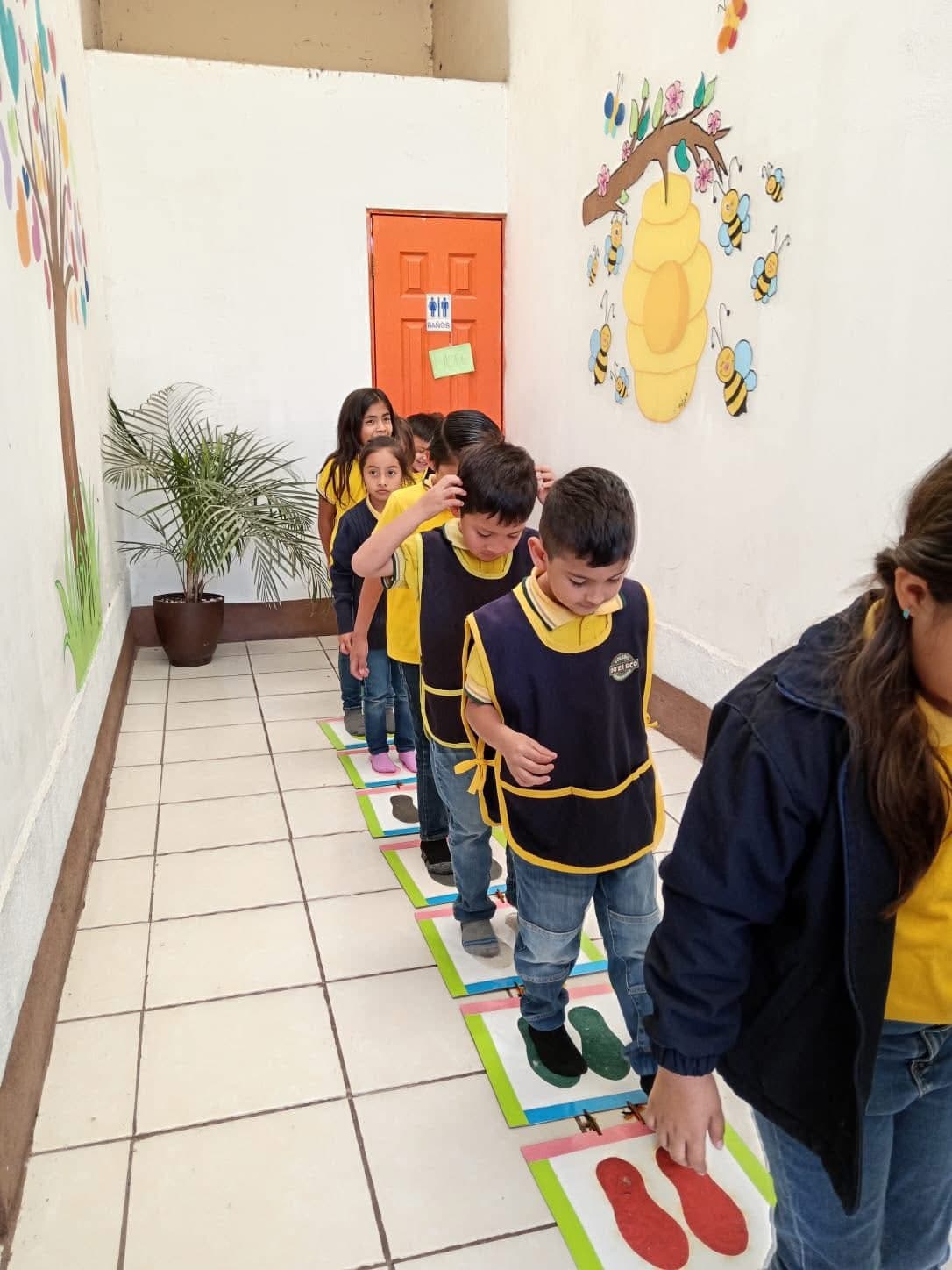 Estudiantes participando en actividades dentro del colegio