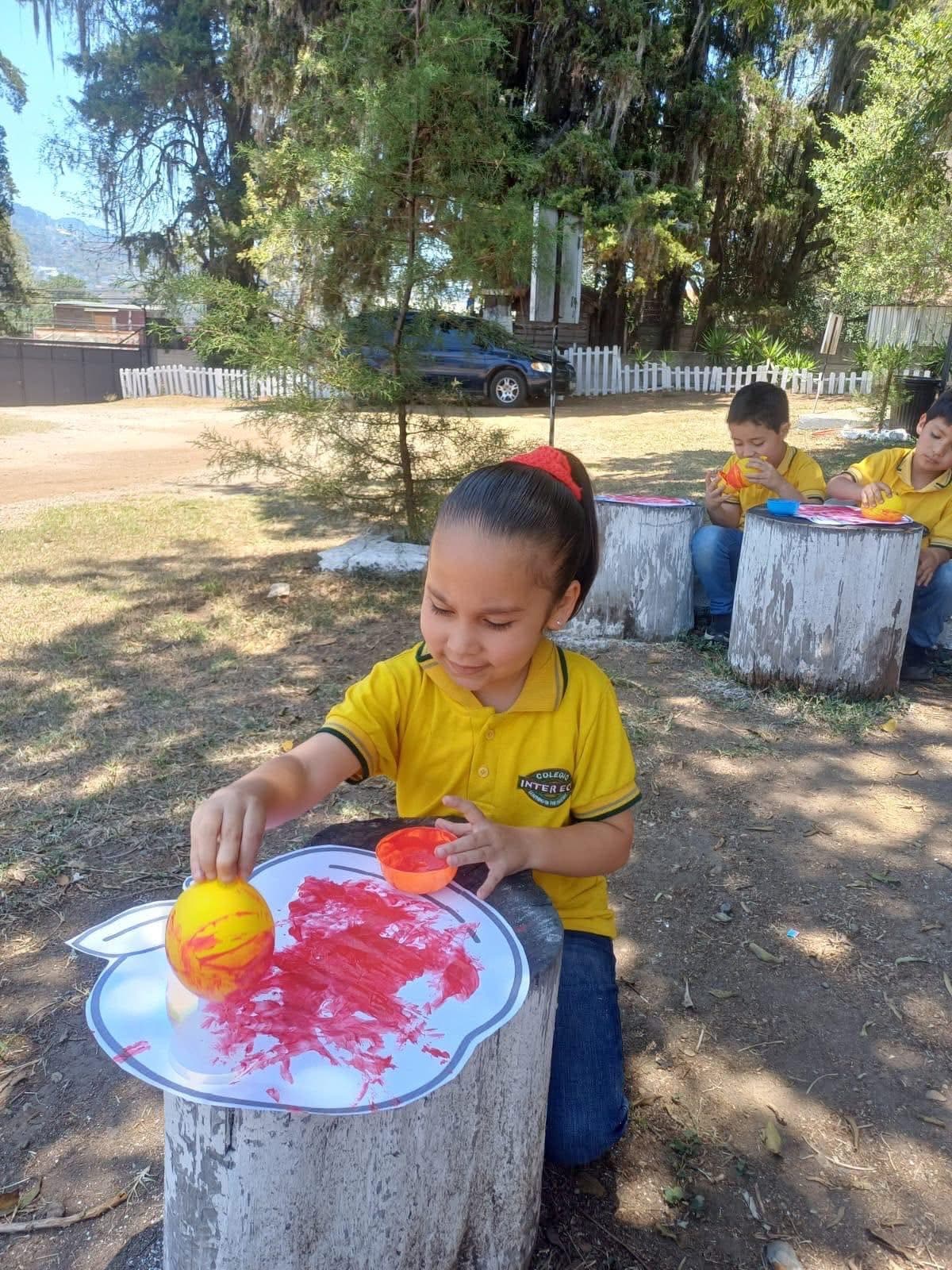 Estudiantes disfrutando del jardín y espacios naturales del colegio