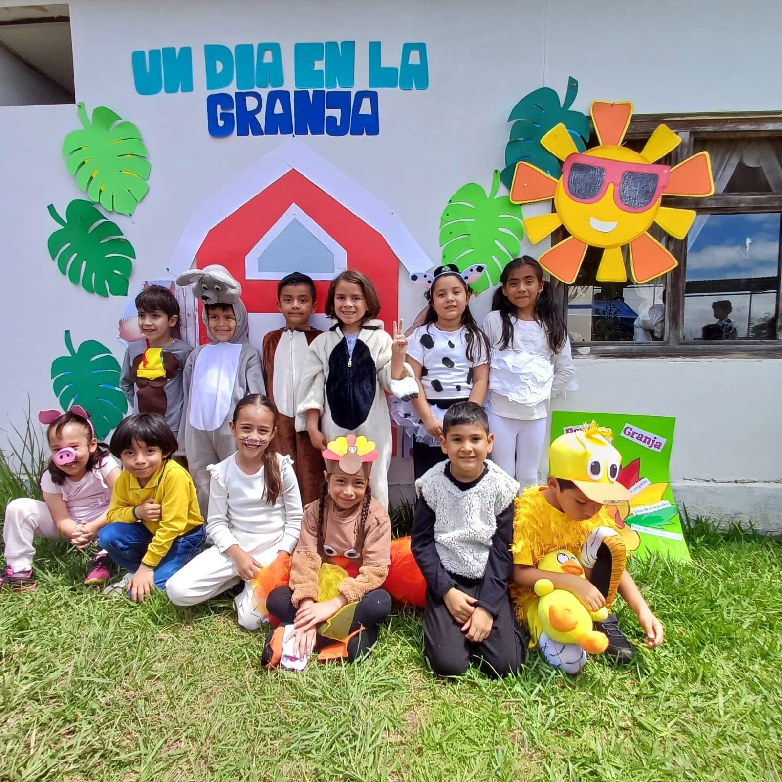 Grupos de estudiantes en actividades de convivencia escolar