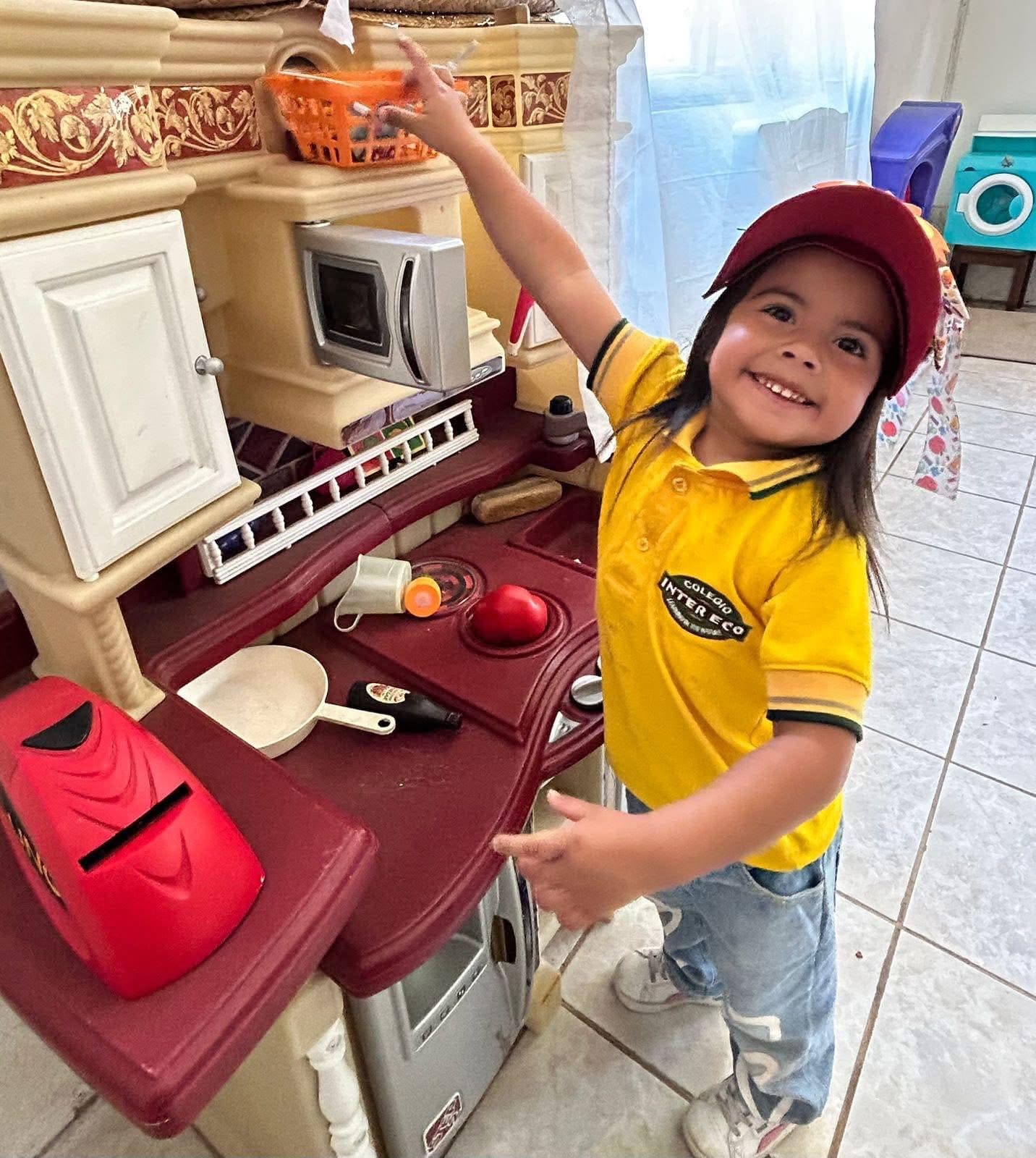 Estudiantes en actividades artísticas y de aprendizaje práctico